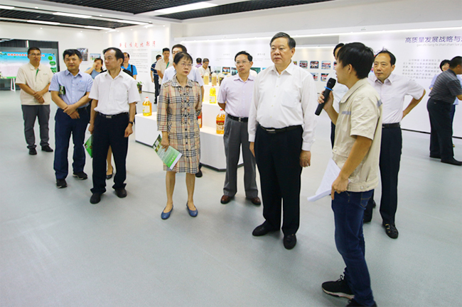 自治区人大常委会副主任、党组副书记张秀隆一行到九龙桂山茶油指导工作